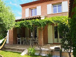 Holiday Home in Pertuis With Private Pool