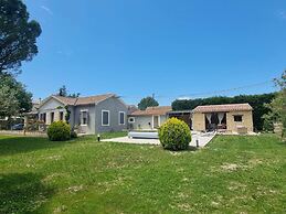 Charming Holiday House With Private Pool, Maillane