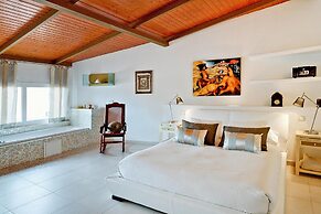 Villa With Pool and Beautiful Architecture