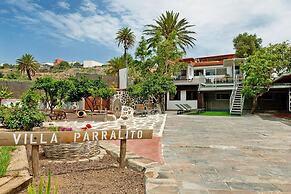 Villa With Pool and Beautiful Architecture