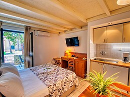 Stay in Zaton With Swimming Pool