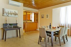 Apartment Just Steps From the Sea