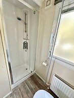 Caravan - Sleeps 4 - Pool - Pet Friendly