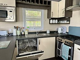 Caravan - Sleeps 4 - Pool - Pet Friendly