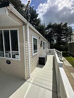 Caravan - Sleeps 4 - Pool - Pet Friendly