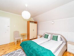 Large Holiday Home With Private Garden