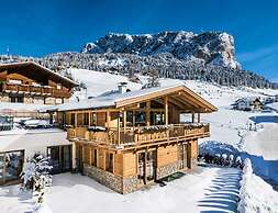 Chalet in Dienten With Ski-in Access & Pool