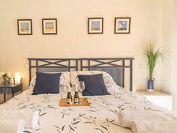Premium Apartment in Benahavis With Balcony