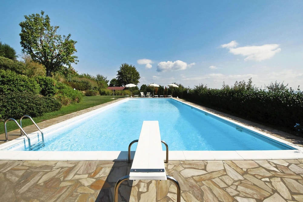 Estate in Monte Serra With Panoramic Views