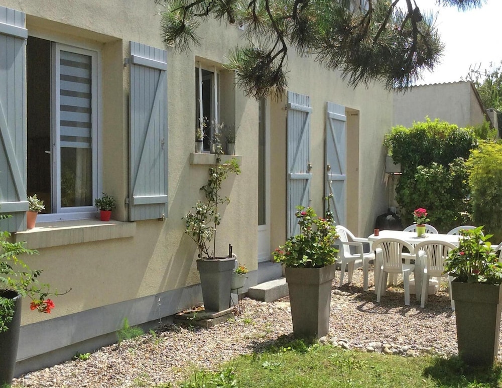 Beachside Flat With Sunny Patio