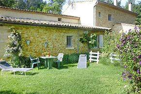 Apartment in Caderousse With Pool