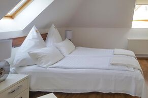 Large, Comfortable Holiday Villa, Private Garden