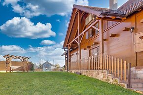Rustic Cottage With Heated Pool