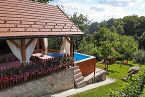 Rustic Cottage With Heated Pool