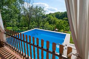 Rustic Cottage With Heated Pool