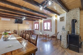 Rustic Cottage With Heated Pool