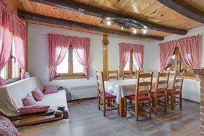 Rustic Cottage With Heated Pool