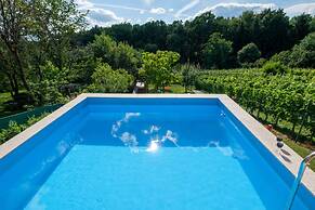 Rustic Cottage With Heated Pool
