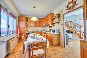 Cedar House Villa Few Minutes From Lake