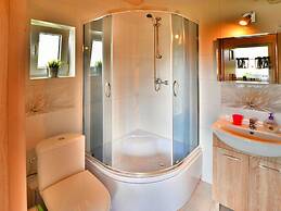 Holiday Homes With air Conditioning, Pool, Jacuzzi