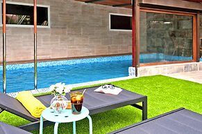 Villa With Pool and Beautiful Architecture