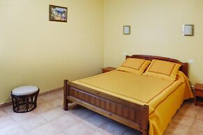 Country House With Private Terrace, Beaucaire
