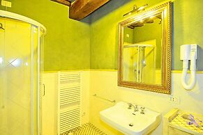Estate in Monte Serra With Pool & Olive Views