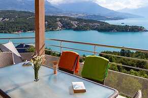 Chorges Lakeside Stay With a Fireplace