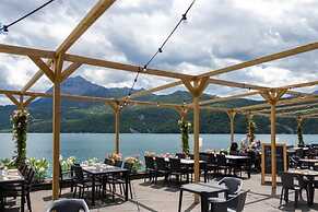 Chorges Lakeside Stay With a Fireplace