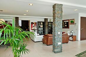Villa With Pool and Beautiful Architecture