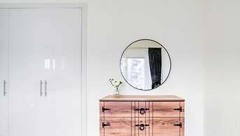 Viridis Living Chic and Spacious 1BR