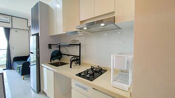 Relaxing And Strategic 2Br At Sky House Bsd Apartment