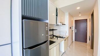 Relaxing And Strategic 2Br At Sky House Bsd Apartment