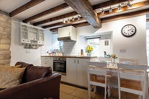 Maple Cottage - Beautiful 2BD Retreat