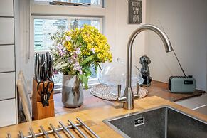 Maple Cottage - Beautiful 2BD Retreat