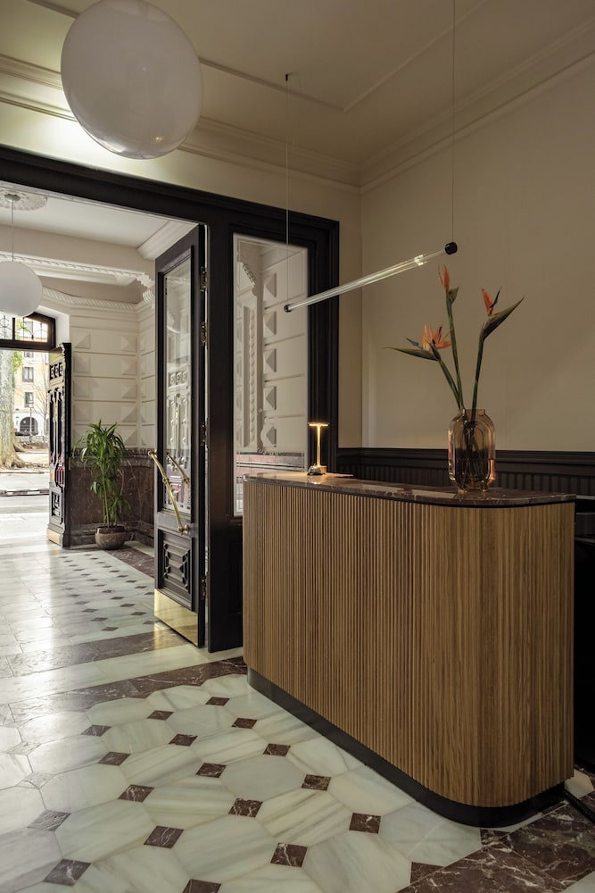 Batimont Suites & Apartments
