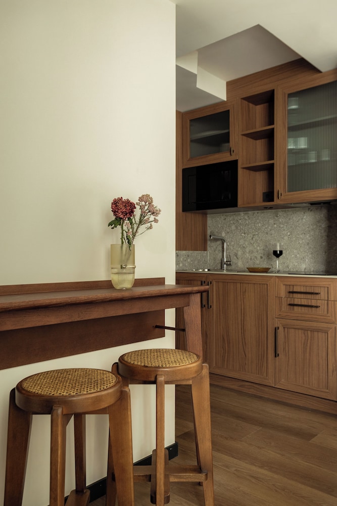 Batimont Suites & Apartments