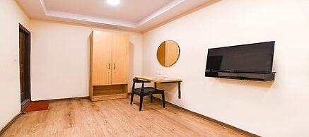 Fabhotel Royal Garden