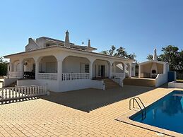 BnB Homes Luxurious Villa With 5 Bedrooms Pool