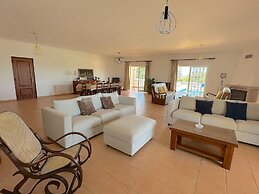 BnB Homes Luxurious Villa With 5 Bedrooms Pool