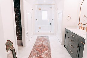 Charming Family House 3 Bdr with Balcony