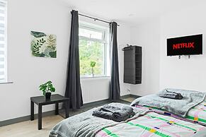 3br-sleeps8-parking-wifi-closestation