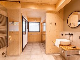 Lavish Chalet With Sauna & hot tub