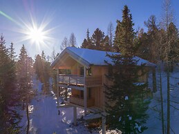 Charming Chalet With hot tub on Balcony