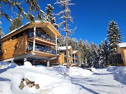 Charming Chalet With hot tub on Balcony