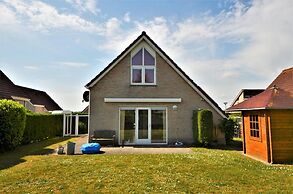 Lively Bungalow on the Water