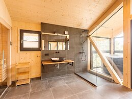 Attractive Chalet Sauna & Hottub