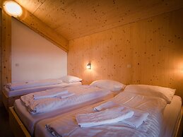 Spacious Chalet With hot tub