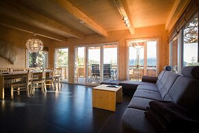 Spacious Chalet With hot tub
