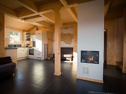 Spacious Chalet With hot tub